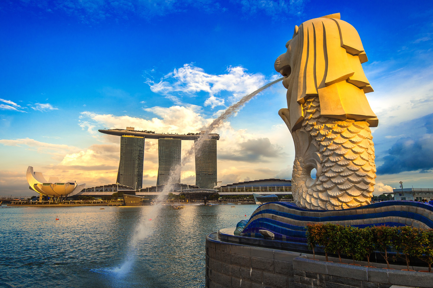 The-iconic-Merlion-statue-in-Singapore-with-the-vibrant-city-skyline-in-the-background,-perfect-for-a-Dubai-tour-package.jpg