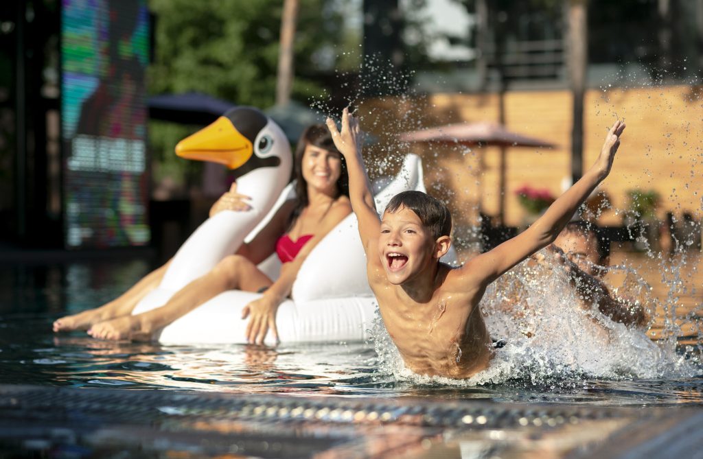 What is the most famous waterpark in Dubai?